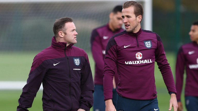 Wayne Rooney (trái) sẽ không đá chính trong trận giao hữu với Australia. Ảnh: Sky Sports.